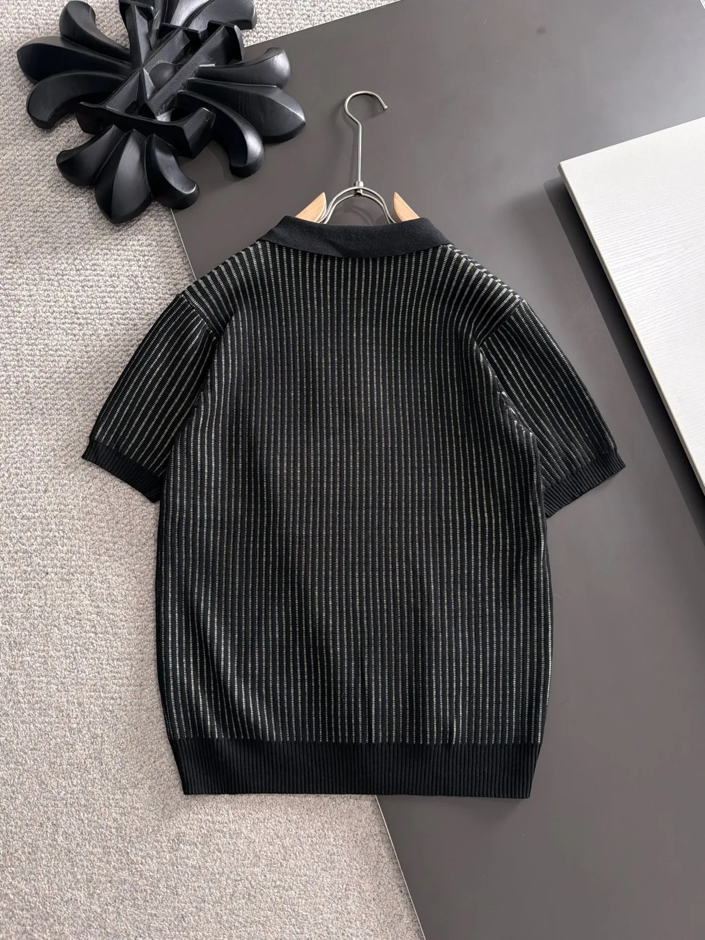 Shipping next day TR high quality - The Row 26ss New Arrival men's short-sleeved T-shirt. Like LP and BC, it belongs to the same old-money style top-notch light luxury brand. The New Arrival Original men's casual short-sleeved shirt is made of combed cotton yarn knitted imitation cotton fabric. Exclusive Premium custom-controlled raw materials. 14-needle precision knitting. The iconic waffle soul is woven. The three-dimensional texture flows with subtle light and shadow. Viewed from a distance, it is introverted. It shows when you touch it closely. It feels substantial when weighed. The upper body is also more textured than ordinary T-shirts. Fashionable Versatile Hot Sale. It is skin-friendly and comfortable to wear. Premium boutique. The upper body is made of Factory's fine workmanship. A must-have item for men. Complete with three standards. Sizes M-3XL